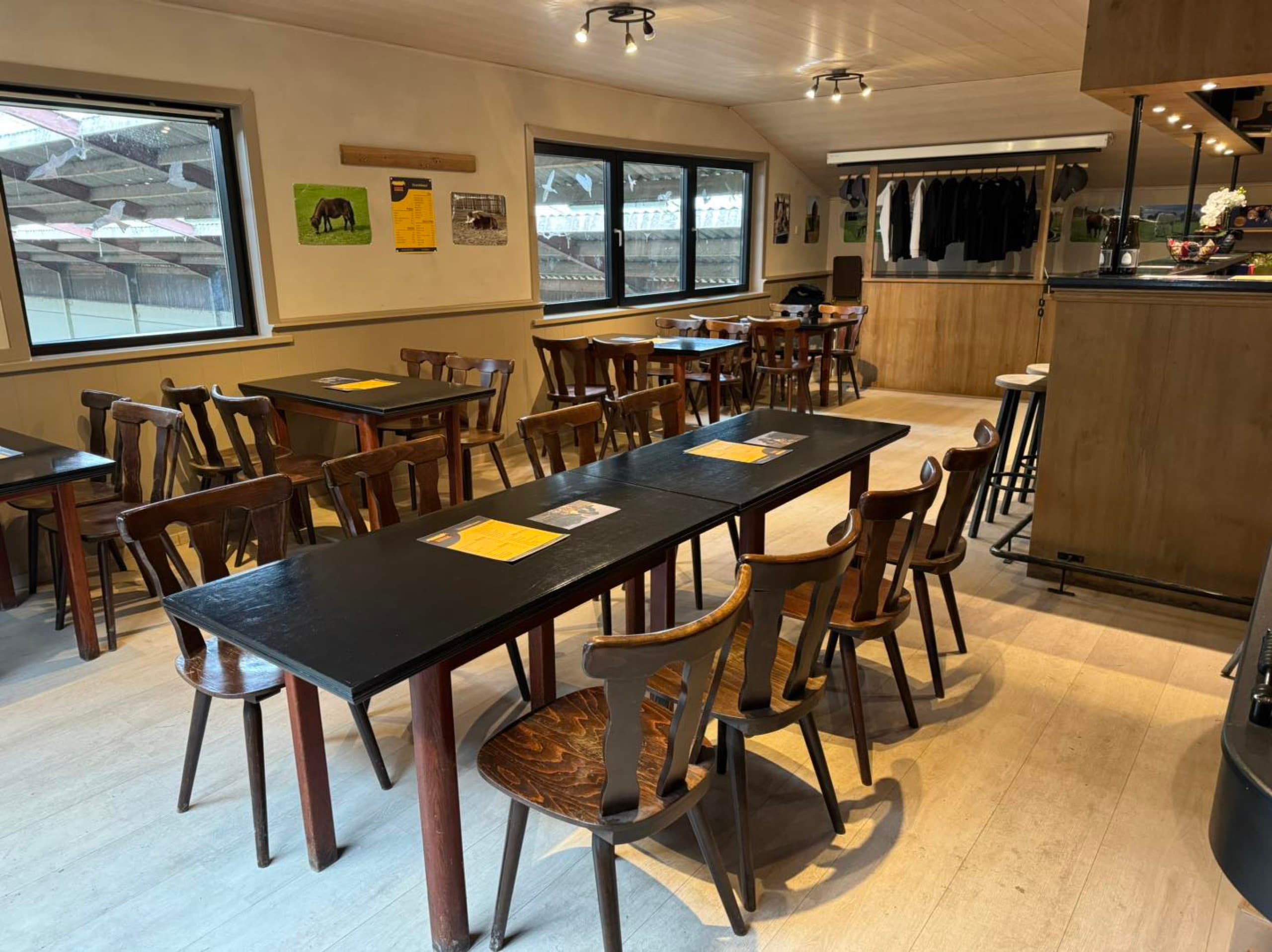 Sfeervolle kantine van De Hooiruif met tafels en een gezellige omgeving