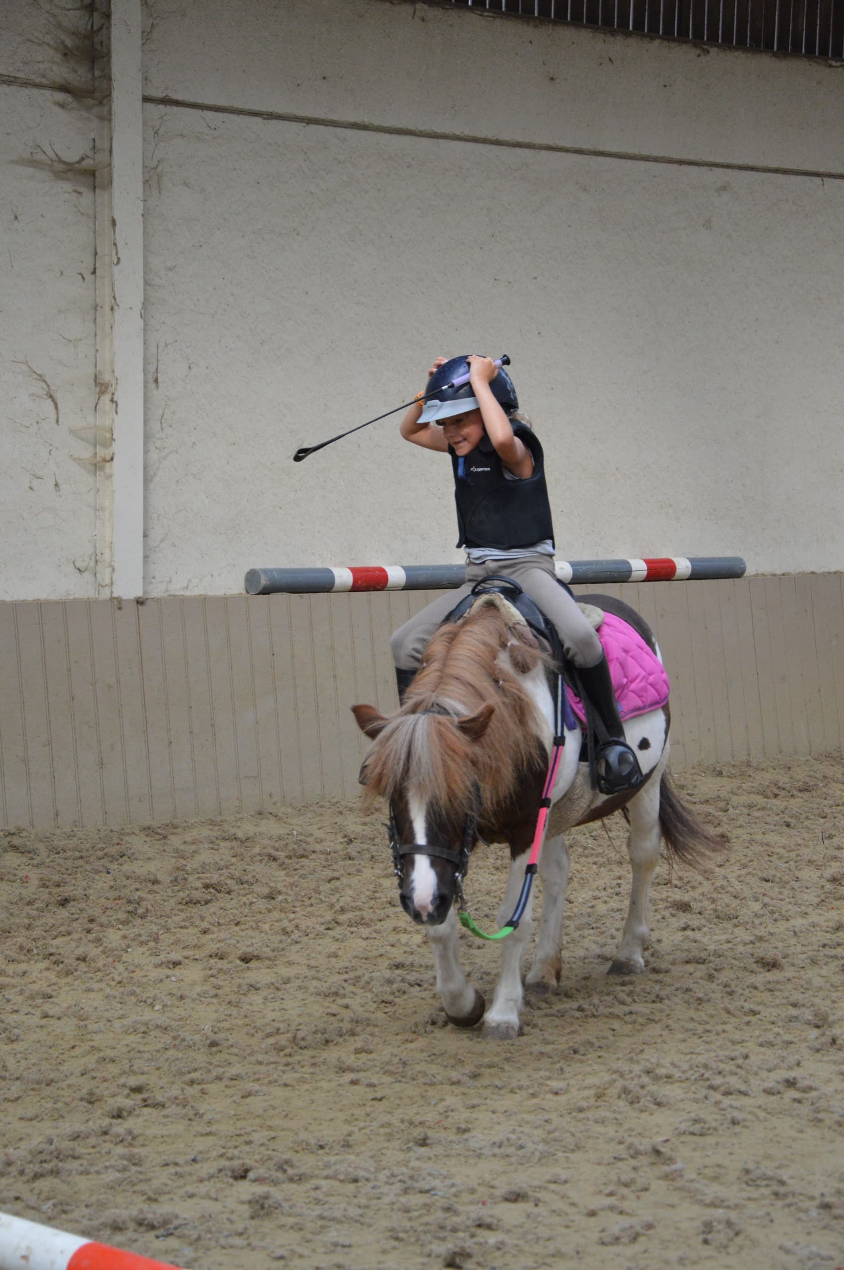 Peuter maakt op een veilige manier kennis met een vriendelijke pony