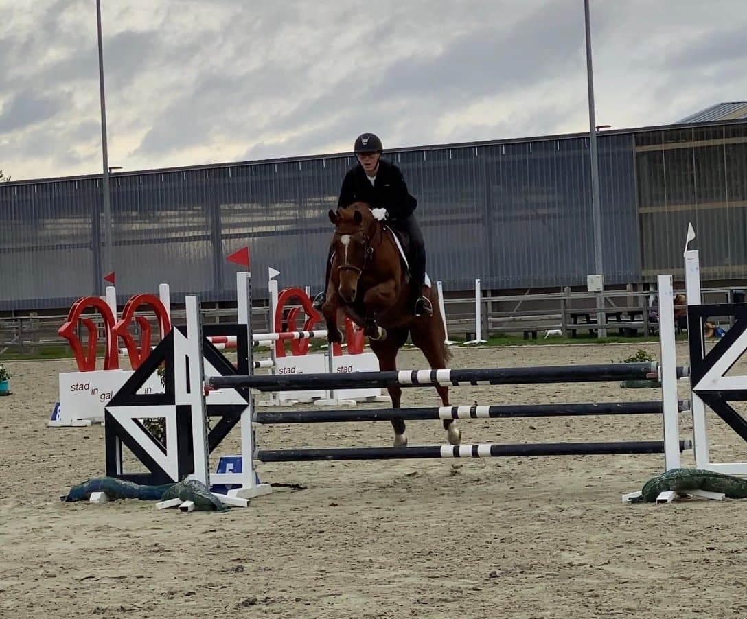 Robbe De Jonghe springt een parcours met zijn paard