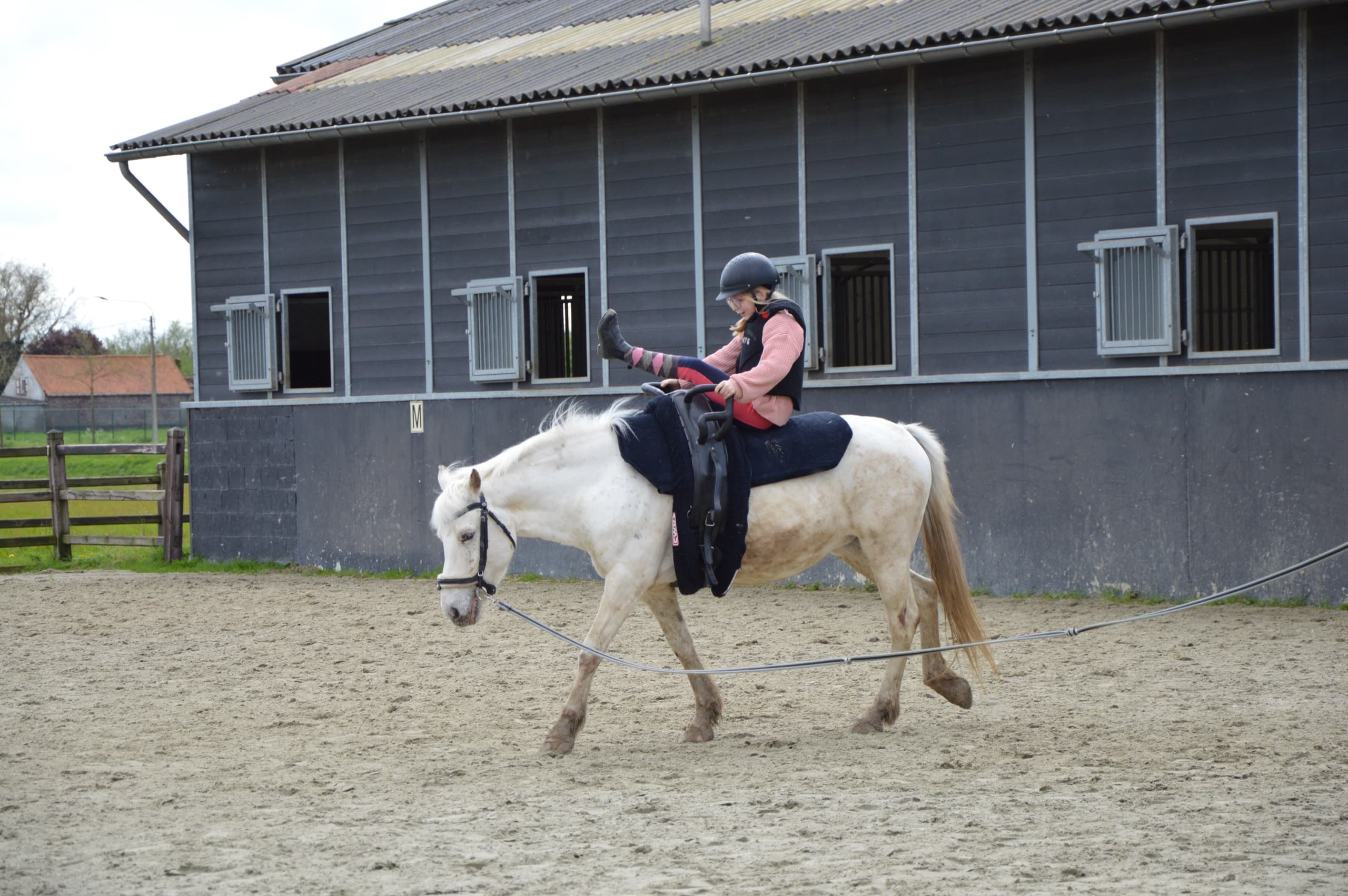 Voltiger in balans op een pony die in galop gaat